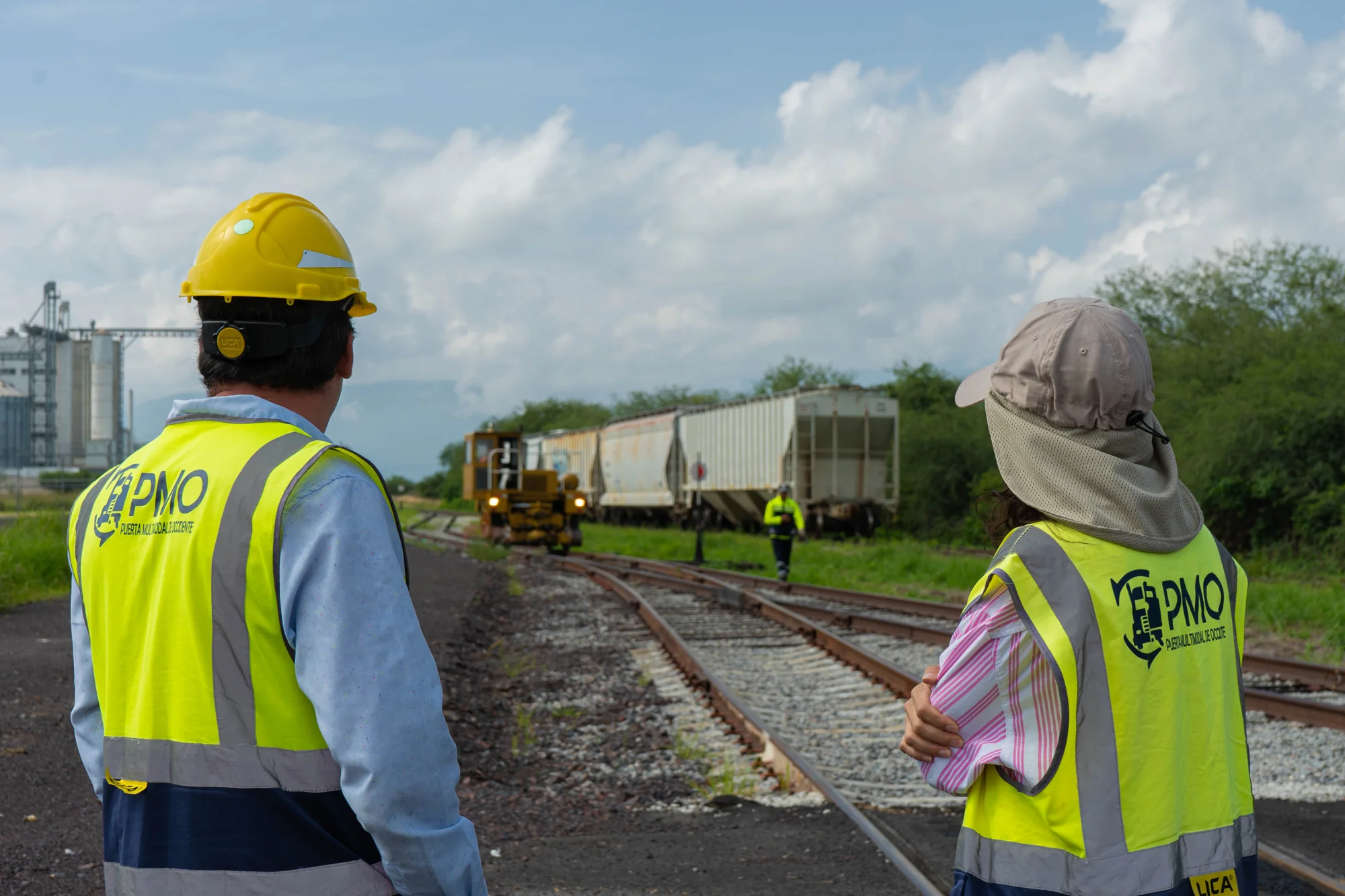Personal de PMO supervisando la operación ferroviaria