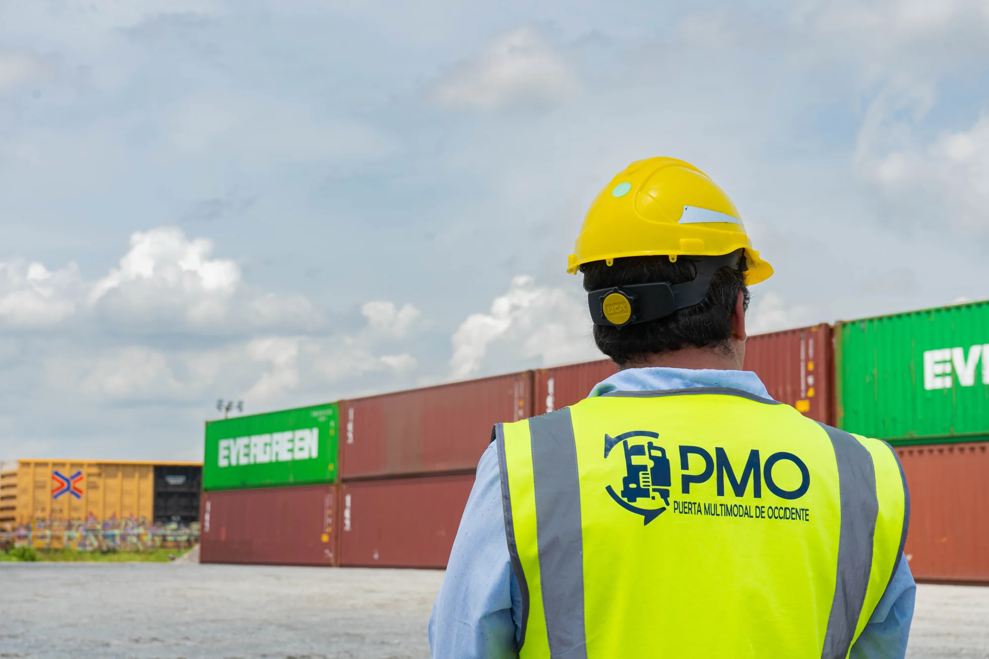 Personal de PMO en el patio de contenedores